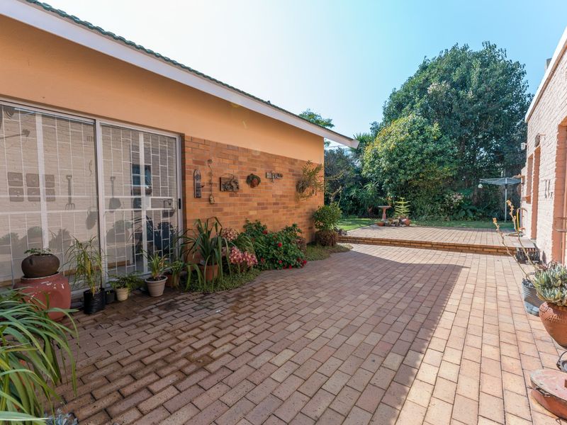 Immaculate Family Home with Charming Courtyard & Garden - Photo 8