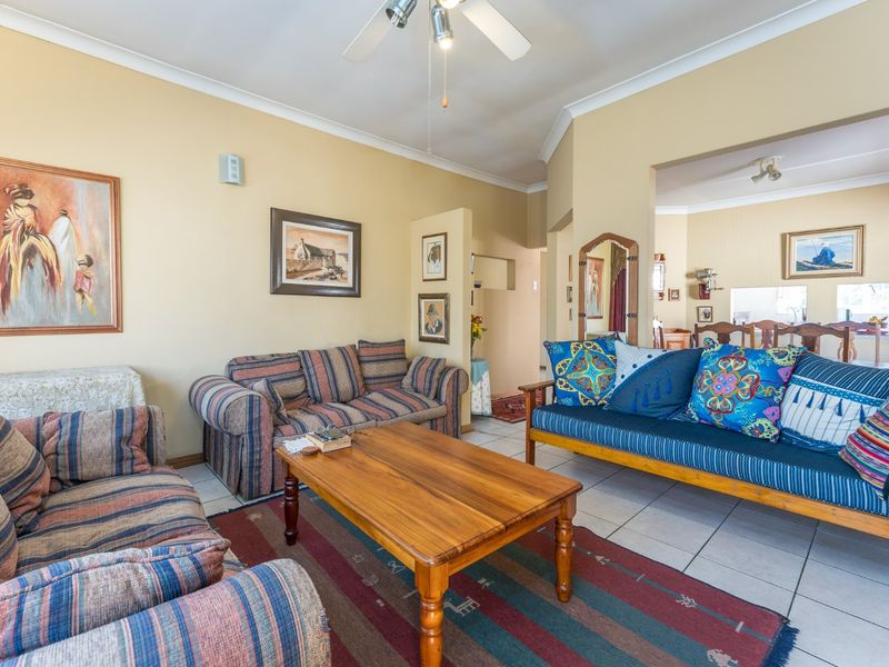 Immaculate Family Home with Charming Courtyard & Garden - Photo 10