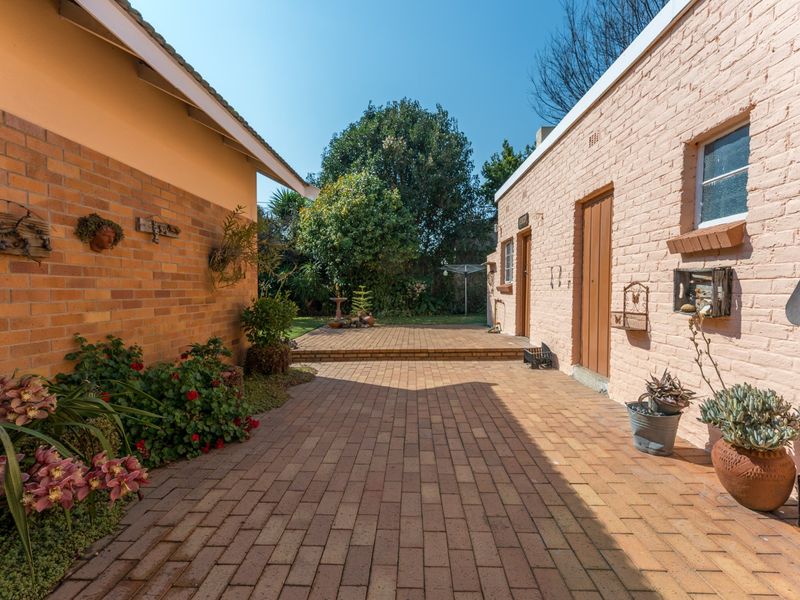 Immaculate Family Home with Charming Courtyard & Garden - Photo 6