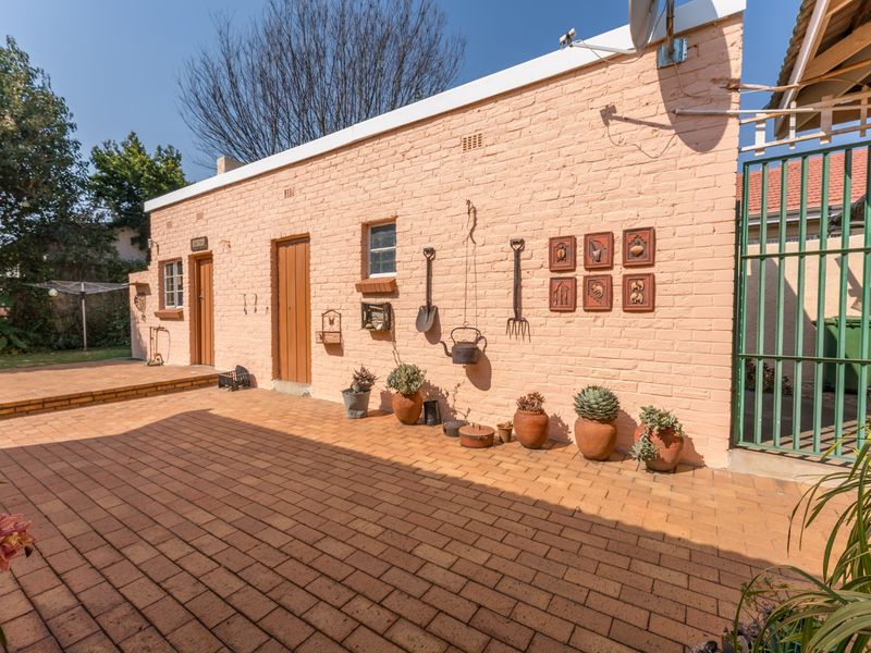 Immaculate Family Home with Charming Courtyard & Garden - Photo 7