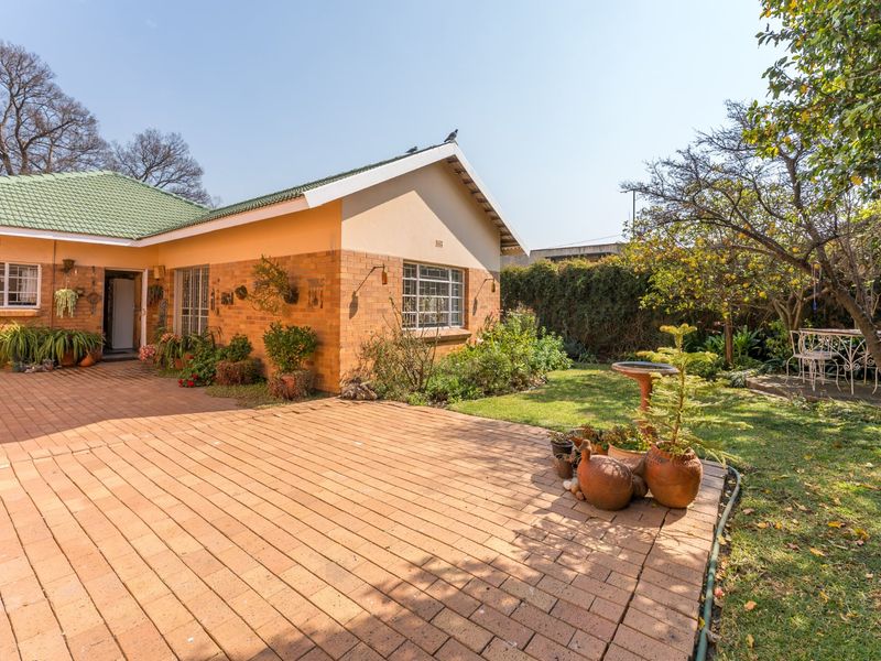 Immaculate Family Home with Charming Courtyard & Garden - Photo 4
