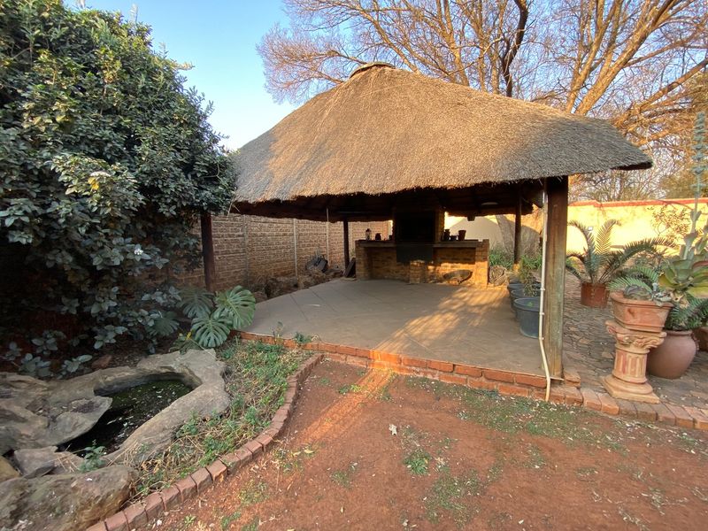 Your Ultimate Sun-Drenched Entertainer’s Paradise! - Photo 2