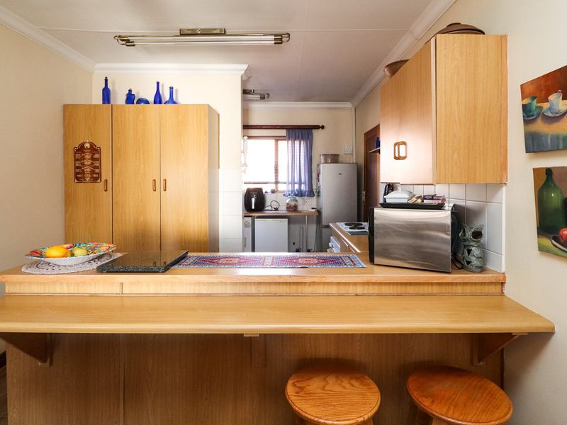 LOCK-UP-AND-GO TOWNHOUSE EN SECURE COMPLEX - Photo 7