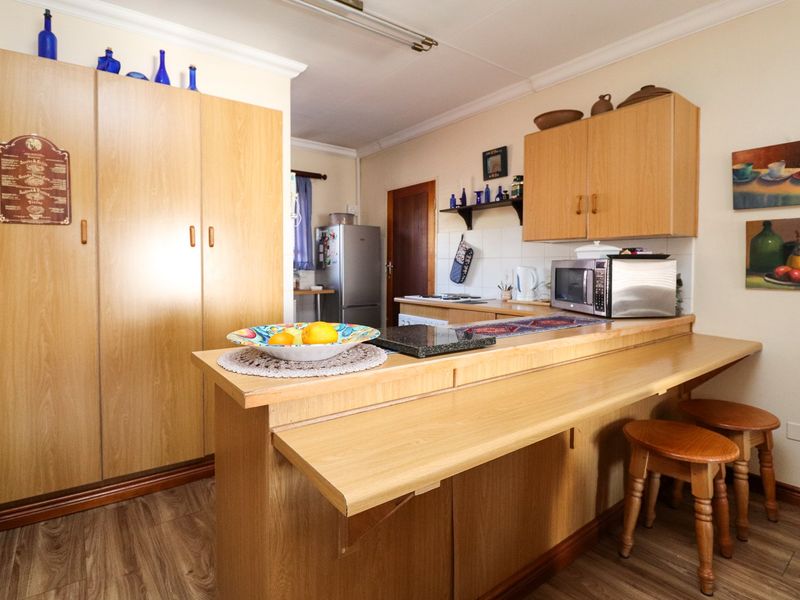 LOCK-UP-AND-GO TOWNHOUSE EN SECURE COMPLEX - Photo 8