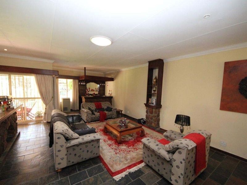 Secure 4-Bedroom House with 4 Apartments in Morninghill - Photo 4