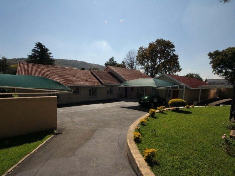 Secure 4-Bedroom House with 4 Apartments in Morninghill - Photo 2