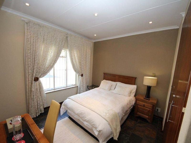 Secure 4-Bedroom House with 4 Apartments in Morninghill - Photo 8