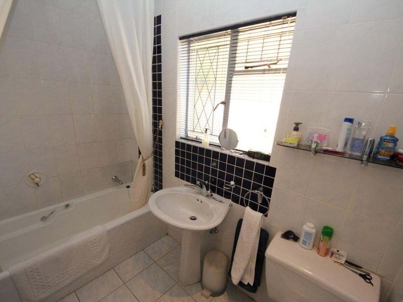 Fully Furnished 1-Bedroom Apartment to Rent in Morninghill, Bedfordview - Photo 5