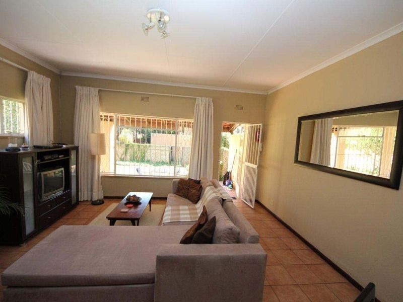Fully Furnished 1-Bedroom Apartment to Rent in Morninghill, Bedfordview - Photo 2