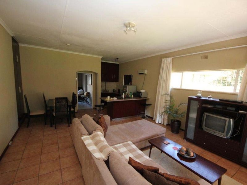 Fully Furnished 1-Bedroom Apartment to Rent in Morninghill, Bedfordview - Photo 4