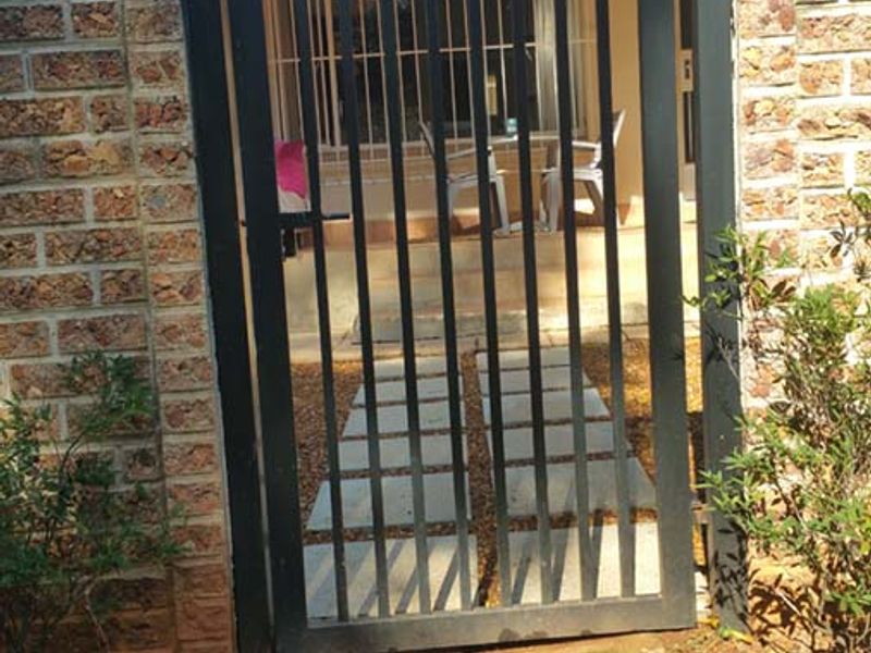 Fully Furnished 1-Bedroom Apartment to Rent in Morninghill, Bedfordview - Photo 1