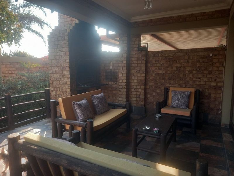 Immaculate 2  Bedroom 2 Bathroom Simplex on offer in Sinoville - Photo 3