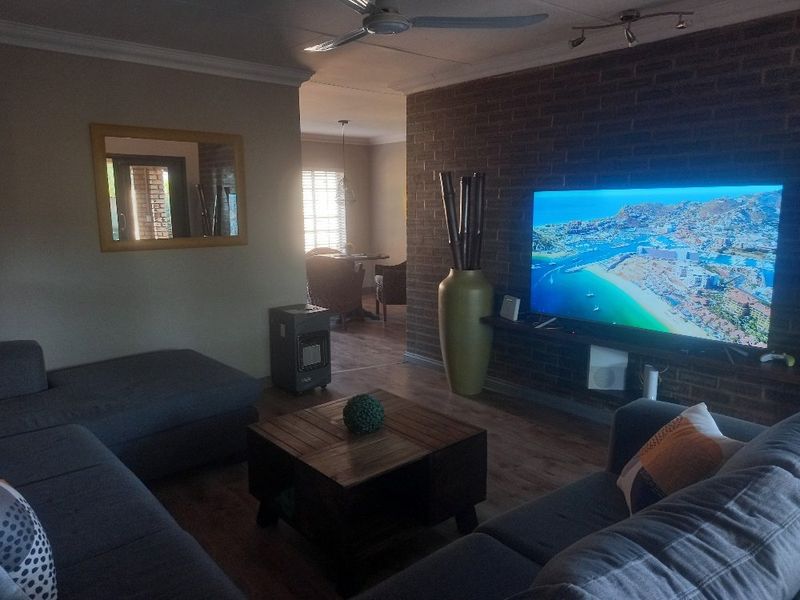 Immaculate 2  Bedroom 2 Bathroom Simplex on offer in Sinoville - Photo 8