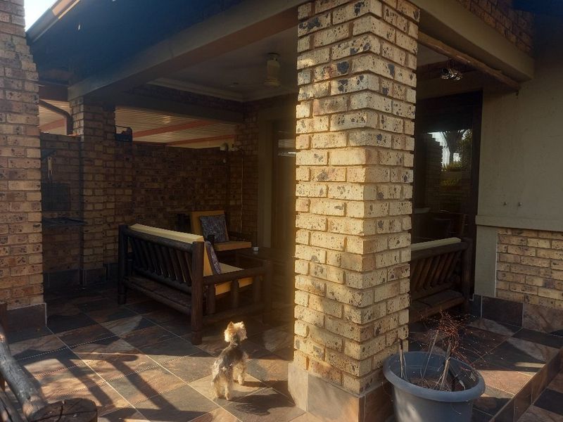 Immaculate 2  Bedroom 2 Bathroom Simplex on offer in Sinoville - Photo 4