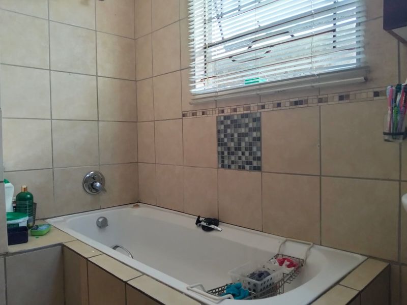 4 Bedroom House for Sale in Clayille - Photo 8