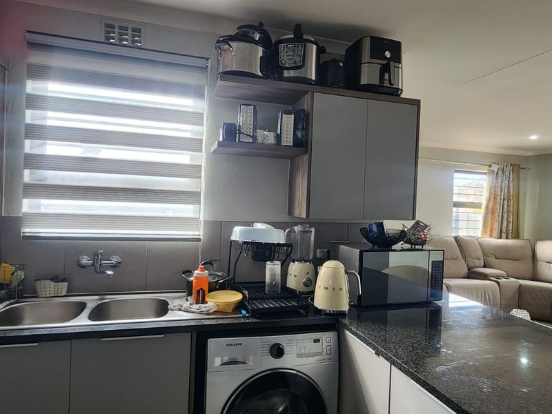 Best family home for sale in Alberton - Photo 4