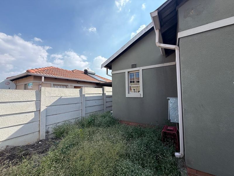 Charming 3-Bedroom Home in Secure Albertsdal Security Complex  - Photo 2