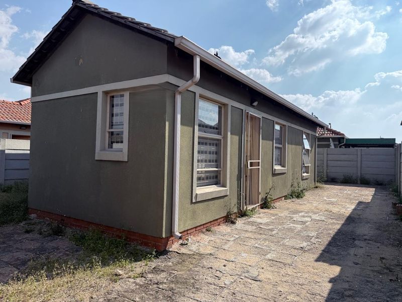 Charming 3-Bedroom Home in Secure Albertsdal Security Complex  - Photo 1