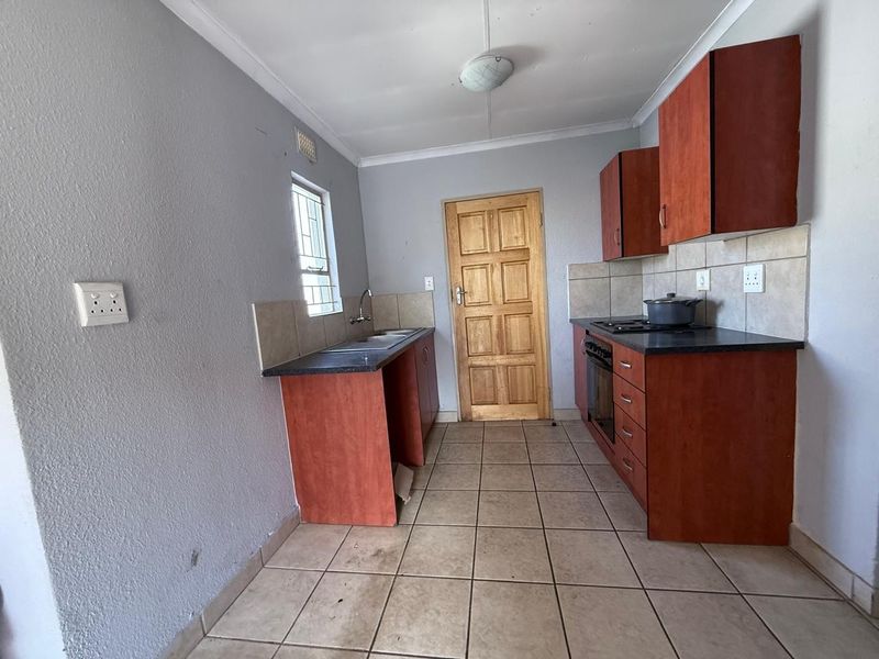 Charming 3-Bedroom Home in Secure Albertsdal Security Complex  - Photo 6