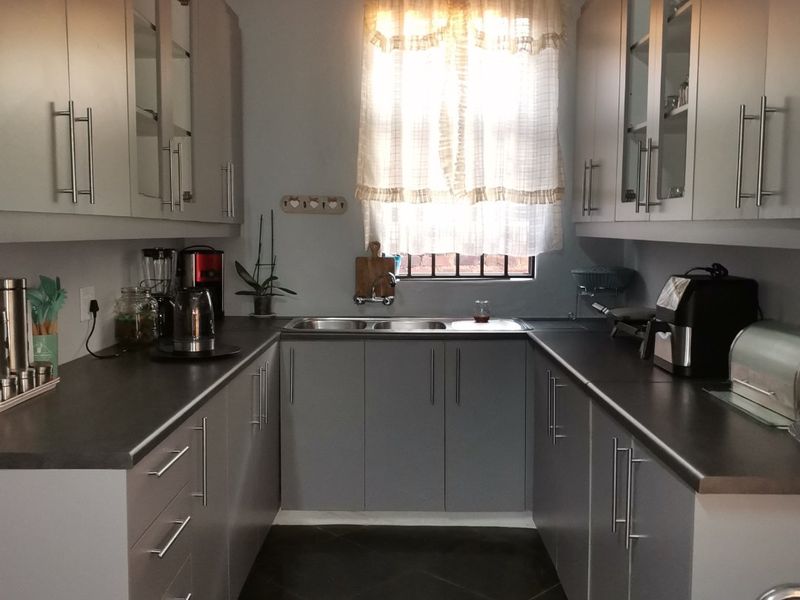 A perfect blend of comfort and investment opportunity — secure, neat, and versatile! - Photo 2