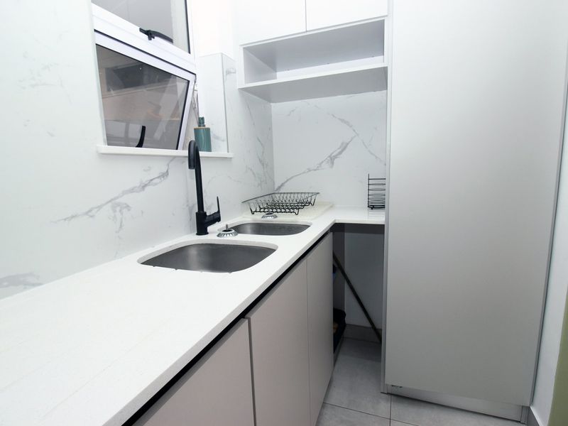 Charming Lansdowne Three Bedroom Family Home Plus Additional Income Flatlet - Photo 8
