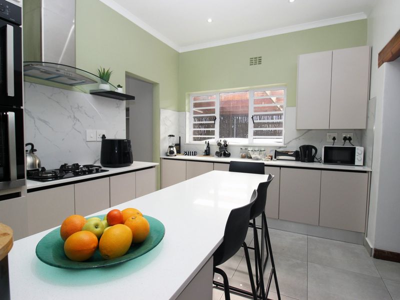 Charming Lansdowne Three Bedroom Family Home Plus Additional Income Flatlet - Photo 7