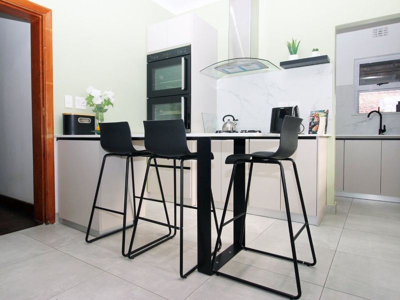 Charming Lansdowne Three Bedroom Family Home Plus Additional Income Flatlet - Photo 6
