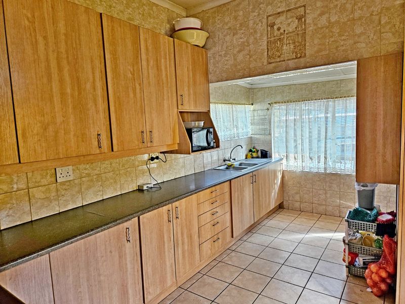 Lovely 3-Bedroom Family Home with Exceptional Investment Potential - Photo 5