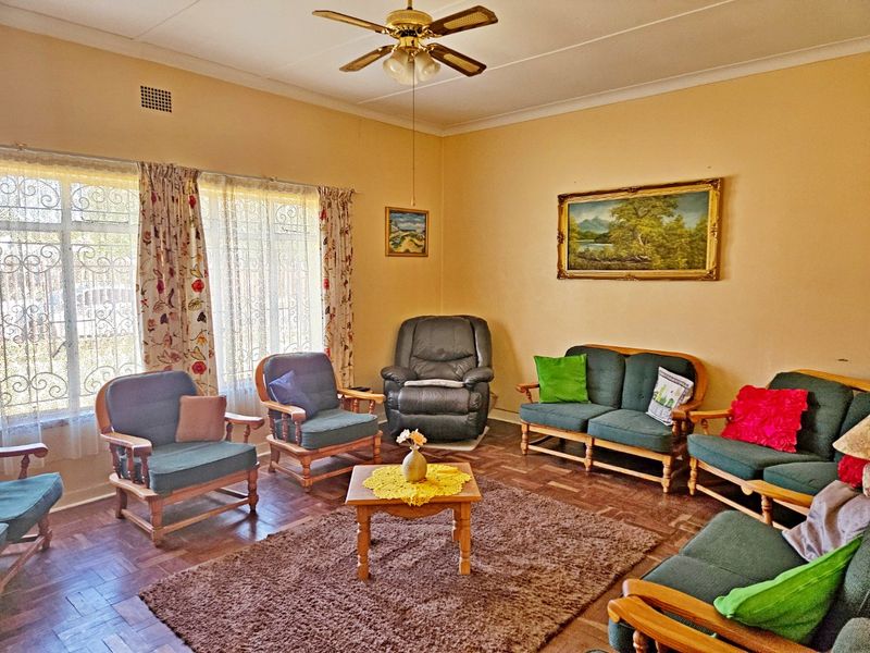 Lovely 3-Bedroom Family Home with Exceptional Investment Potential - Photo 2