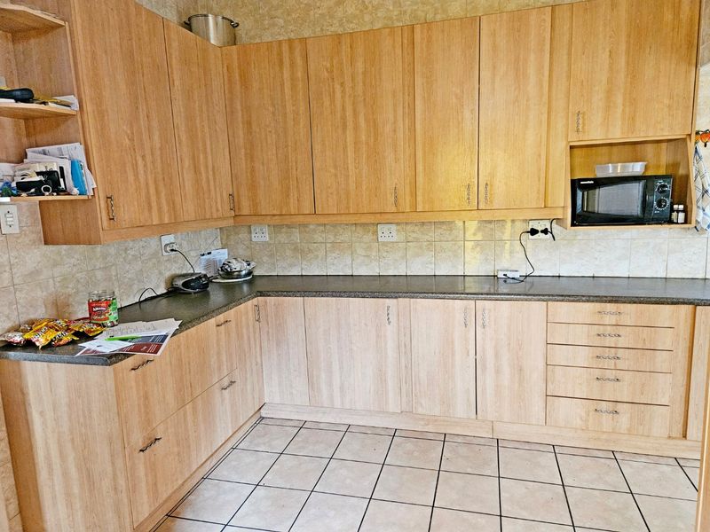 Lovely 3-Bedroom Family Home with Exceptional Investment Potential - Photo 4