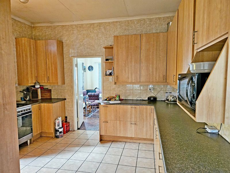 Lovely 3-Bedroom Family Home with Exceptional Investment Potential - Photo 3