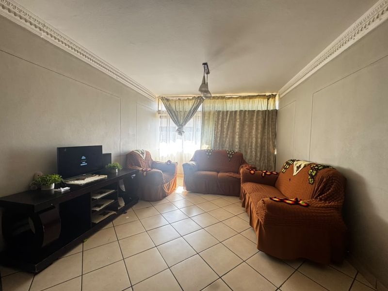 Spacious & Sun-Filled 2-Bedroom Apartment for Sale in Drieankerhof, Muckleneuk - Photo 5