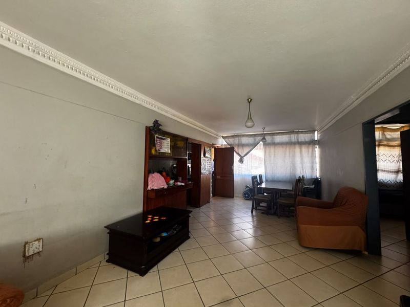 Spacious & Sun-Filled 2-Bedroom Apartment for Sale in Drieankerhof, Muckleneuk - Photo 3