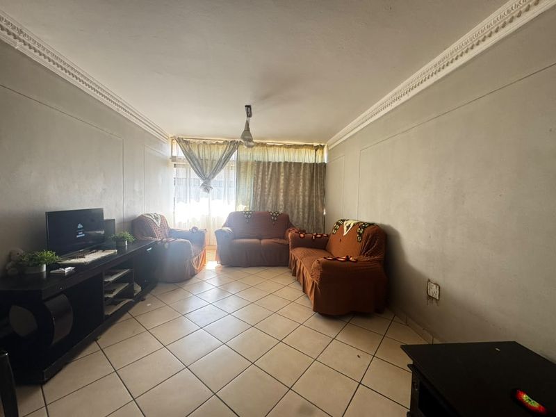 Spacious & Sun-Filled 2-Bedroom Apartment for Sale in Drieankerhof, Muckleneuk - Photo 4