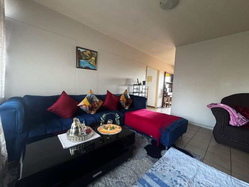 Spacious & Sun-Filled 2-Bedroom Apartment for Sale in Drieankerhof, Muckleneuk - Photo 4