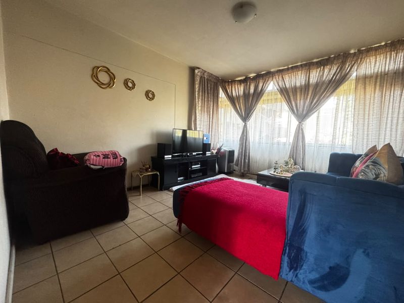 Spacious & Sun-Filled 2-Bedroom Apartment for Sale in Drieankerhof, Muckleneuk - Photo 3