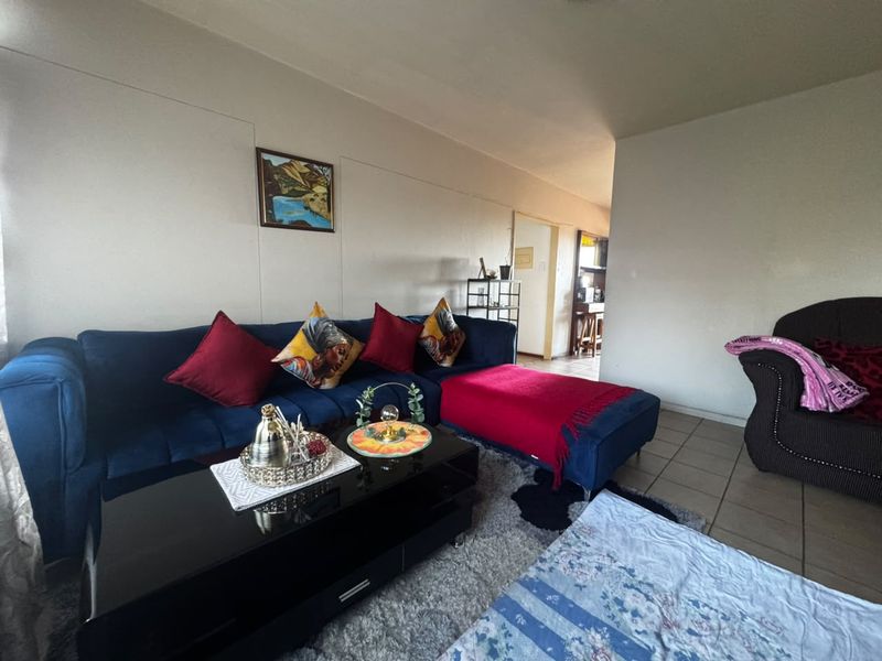 Spacious & Sun-Filled 2-Bedroom Apartment for Sale in Drieankerhof, Muckleneuk - Photo 1