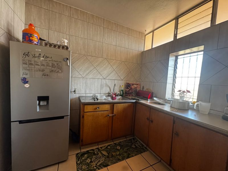 Spacious & Sun-Filled 2-Bedroom Apartment for Sale in Drieankerhof, Muckleneuk - Photo 9