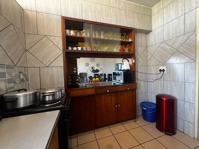 Spacious & Sun-Filled 2-Bedroom Apartment for Sale in Drieankerhof, Muckleneuk - Photo 8