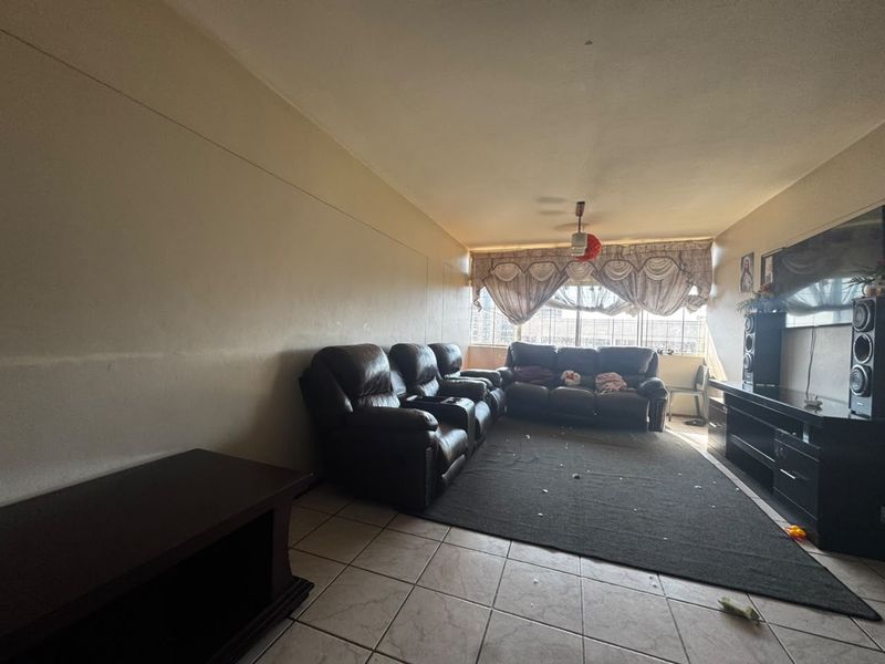 Spacious & Sun-Filled 2-Bedroom Apartment for Sale in Muckleneuk - Photo 3