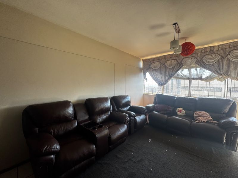 Spacious & Sun-Filled 2-Bedroom Apartment for Sale in Muckleneuk - Photo 5
