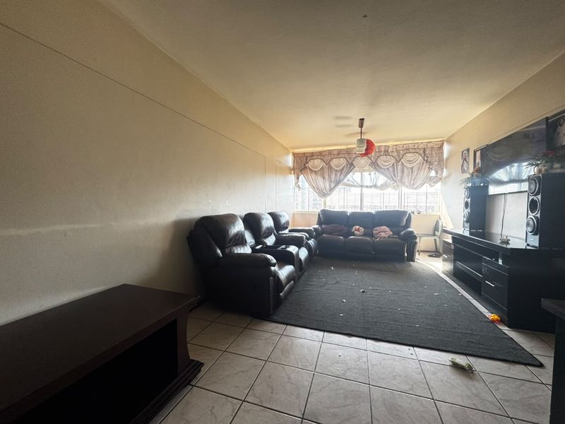 Spacious & Sun-Filled 2-Bedroom Apartment for Sale in Muckleneuk - Photo 7