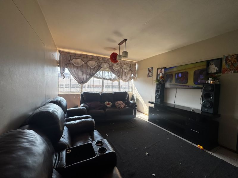 Spacious & Sun-Filled 2-Bedroom Apartment for Sale in Muckleneuk - Photo 6