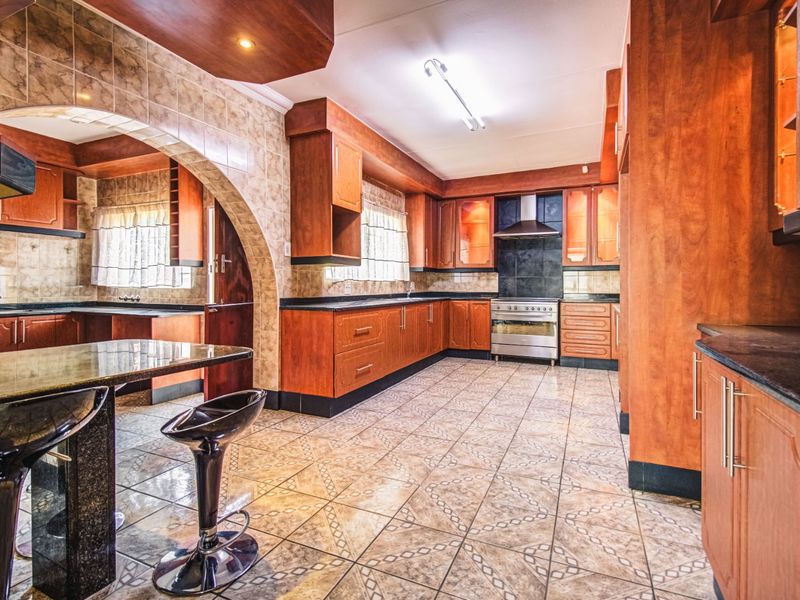 Prestigious Family Living Awaits   - Photo 5