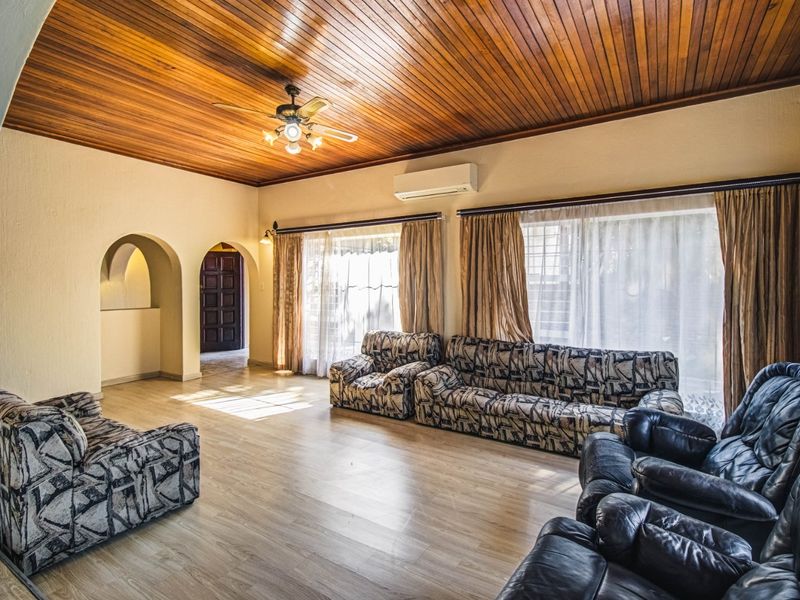 Prestigious Family Living Awaits   - Photo 10