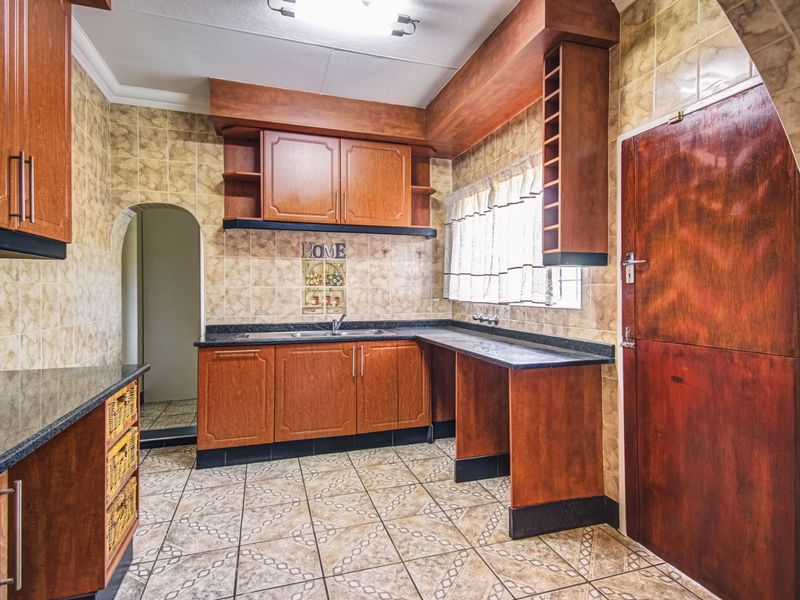 Prestigious Family Living Awaits   - Photo 8