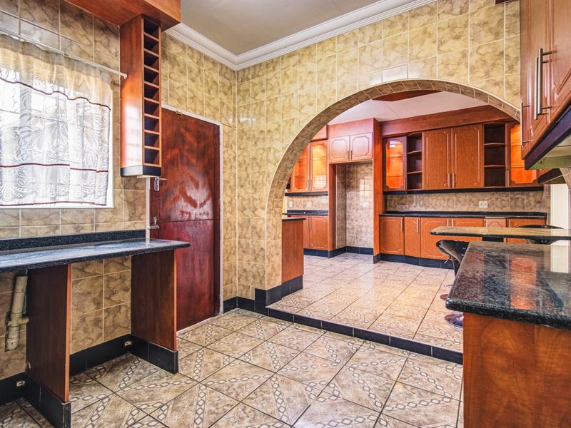Prestigious Family Living Awaits   - Photo 9