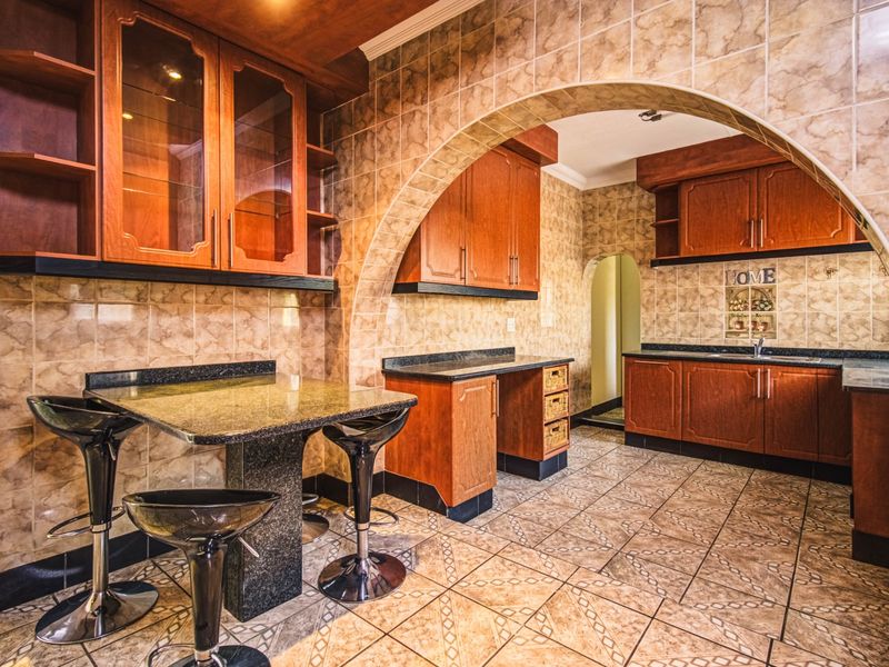Prestigious Family Living Awaits   - Photo 7
