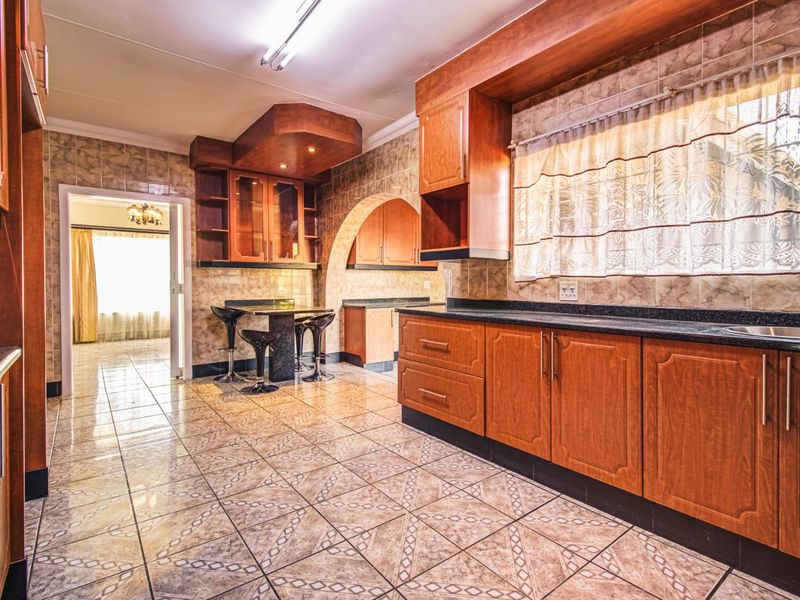 Prestigious Family Living Awaits   - Photo 6