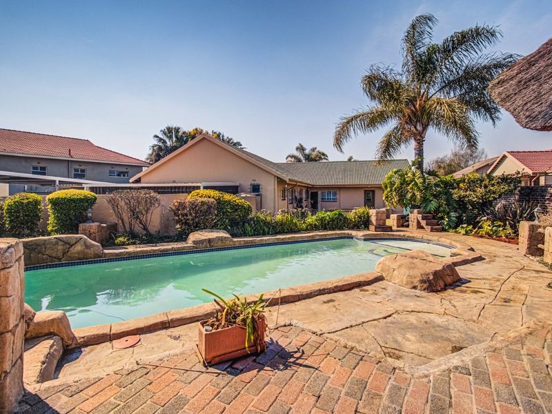 Prestigious Family Living Awaits   - Photo 2
